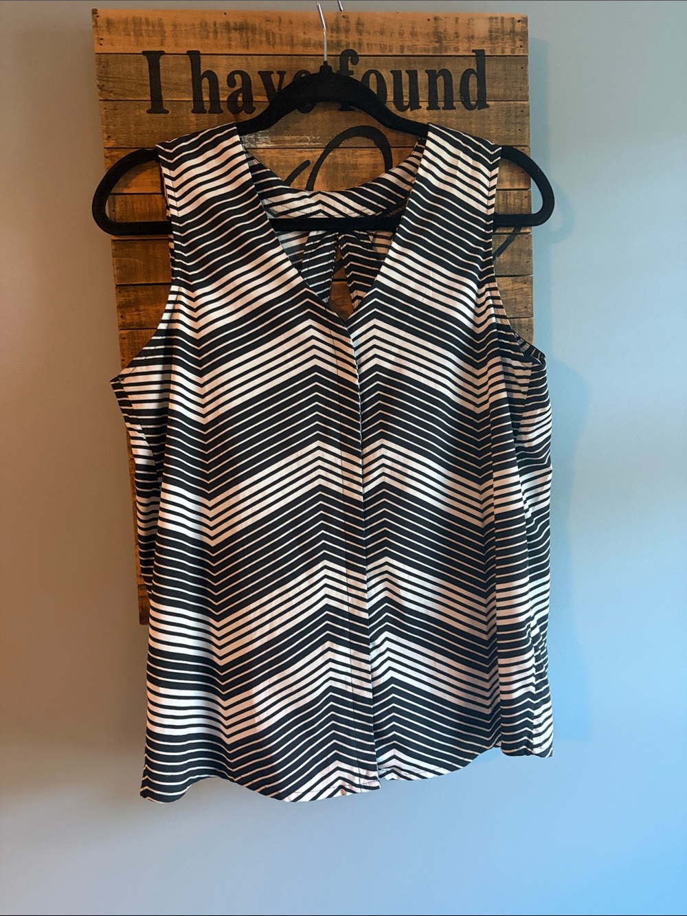 Banana Republic Black & White Chevron V-Neck Sleeveless Top Blouse Open Back